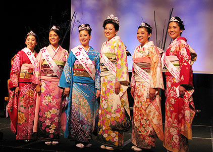Kristine-wada-and-court-in-kimonos