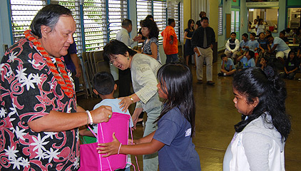 dexter-kekua-distributing-bags-to-kids=