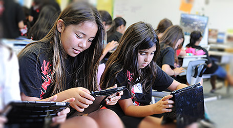 Girls_with_ipad